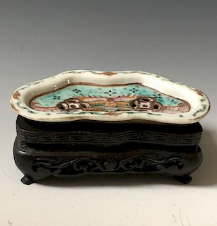 A CHINESE ANTIQUE FAMILLE ROSE PLATE AND WOOD STAND