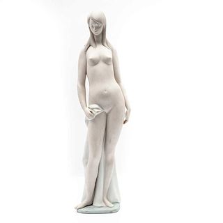 Bañista. España, siglo XX. Elaborada en porcelana Lladró acabado gress. 46 cm de altura.