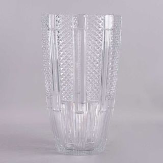 Florero. Siglo XX. Elaborado en cristal cortado transparente. Decorado con motivos geométricos y mixtilíneos.40 x 23.5 cm de diámetro.