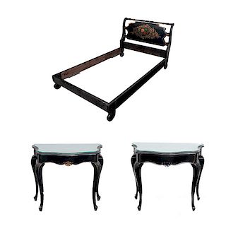 Cama individual y par de mesas de noche. Primera mitad del Siglo XX. Estilo Victoriano. Elaborada en madera ebonizada. Piezas: 3
