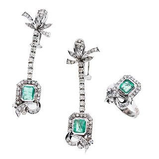 Anillo y par de aretes con esmeraldas y diamantes en plata paladio. 3 esmeraldas corte cojín 1.50ct. 113 acentos de diamantes.<R...