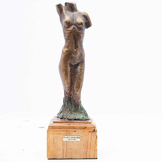 Mario Zamora Alcántara. Desnudo de mujer. Fundición en bronce patinado, con base de madera. Con placa del artista.