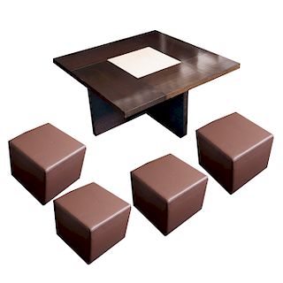 Mesa de centro. Siglo XX. Elaborada en madera, con cubierta de mármol. Diseño cuadrangular. Incluye 4 taburetes. Piezas: 5
