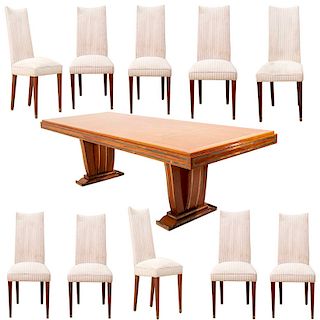 Comedor. Mediados del siglo XX. Elaborado en madera tallada. Mesa. Cubierta rectangular con recubrimiento y 10 sillas. Pzs: 11