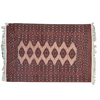 Tapete. Siglo XX. Estilo Bokhara. Anudado a mano en fibras de lana y algodón. Decorada con diseños romboidales sobre fondo café y rojo.