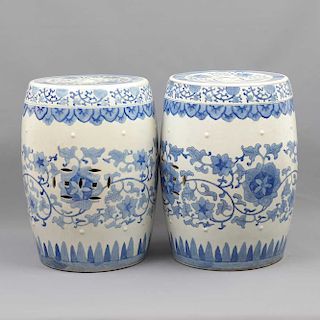 Par de bancos. Origen oriental. Siglo XX. Diseño calado. Elaborados en porcelana. Decorados con elementos orgánicos, florales.