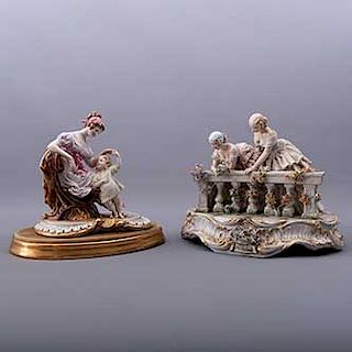 Lote de 2 figuras decorativas. Origen europeo. Siglo XX. Elaboradas en porcelana. Una con base de madera. Decoradas con esmalte dorado.