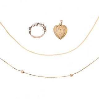 Dos collares, pendiente corazón y anillo en oro amarillo de 10k y 14k. Talla: 3 1/2. Peso: 6.6 g.