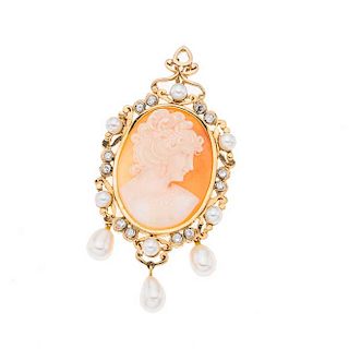 Prendedor con talla de camafeo, perlas y diamantes en oro amarillo de 16k. 9 perlas cultivadas forma gota y redondas en color blan...