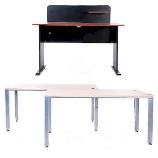 Lote de 3 escritorios. Siglo XXI. Elaborada en madera aglomerada y metal. Con cubiertas rectangulares, entrepaño y soportes lisos.