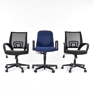 Lote de 3 sillones ejecutivos. Siglo XXI Elaborados en metal. Con tapicería de tela color negro y azul. Sistema giratorio.