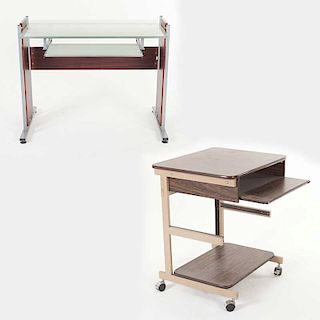 Lote de 2 escritorios para computadora. Siglo XXI. Elaborados en madera, metal y vidrio. Con cubierta deslizable y soportes lisos.