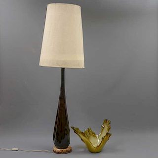 Lámpara y centro de mesa. Siglo XX. Diseños orgánicos. Elaborados en cristal de Murano color rojo y amarillo. Lámpara con pantalla.