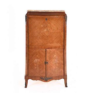 Secreter. Francia. Siglo XX. Estilo Luis XV. En talla de madera de roble. Con aplicaciones de metal. 3 puertas abatibles.