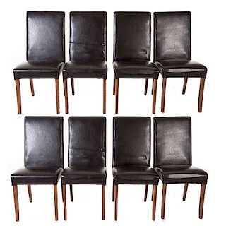 Lote de 8 sillas. Siglo XX. En talla de madera. Con tapicería de vinipiel color negro. Con respaldos cerrados y soportes semicurvos.