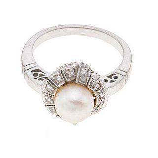 Anillo con diamantes y perla en plata paladio. 14 acentos de diamantes. 1 perla color blanco de 7 mm. Talla: 5 1/2. Peso:  4...