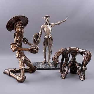 Don Quijote de la Mancha. Siglo XX. Elaborados en resina y metal plateado. Uno con base de mármol negro jaspeado. 3 pzas.