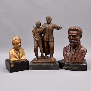Lote de 3 figuras decorativas. Siglo XX. Elaboradas en bronce y una en pasta. 2 con base de mármol negro jaspeado.