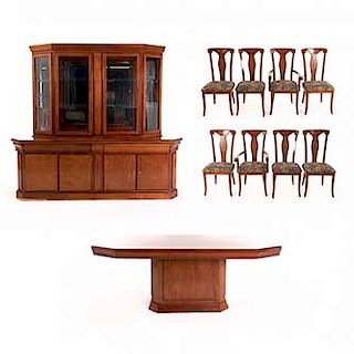 Comedor Siglo XX. En talla de madera. Decorado con molduras. Consta de mesa, 6 sillas, 2 sillones y vitrina.