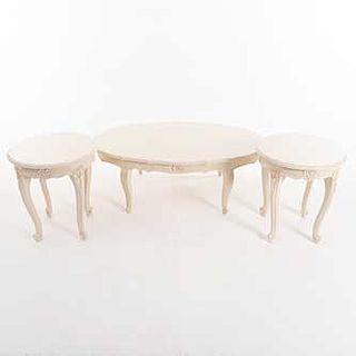 Mesa de centro y par de mesas laterales Siglo XX En talla de madera color blanco. Dos con cubierta circular,una oval,fustes semicurvos.