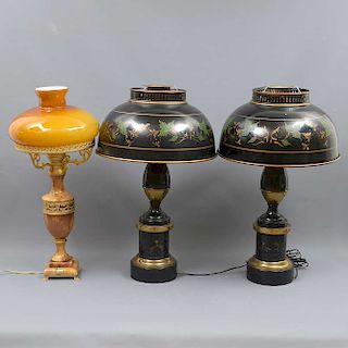 Lote de 3 lámparas de mesa. Una italiana, Siglo XX. Diferentes diseños. Elaboradas en metal y resina. Con aplicaciones de metal dorado.