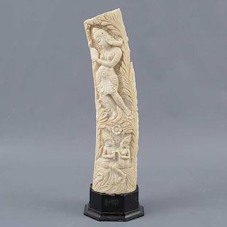 Colmillo. India. Siglo XX. En talla de marfil. Con representaciones cortesanas de la región. Con base de madera tallada.