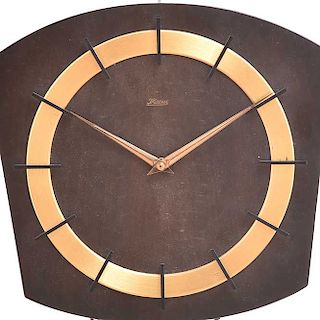 Reloj de pared. Siglo XX. Caja en talla de madera. Con aplicaciones de metal dorado. Mecanismo de péndulo. Con índices lineales.