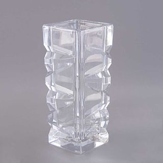 Florero. Francia, siglo XX. Elaborado en cristal Sevres. Diseño cuadrangular. Decorado con motivos prensados triangulares.