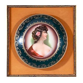 Plato decorativo. Origen Europeo, siglo XX. Retrato de dama en porcelana acabado brillante. Enmarcado.