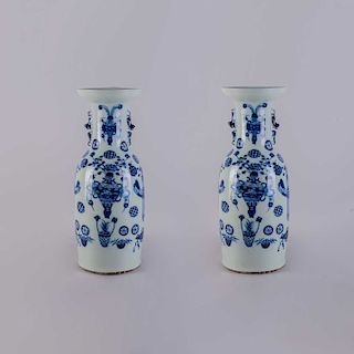 Par de jarrones. China, siglo XX. Estilo Ming. En porcelana con detalles en azul cobalto. Con pavorreales y motivos florales. Piezas: 2