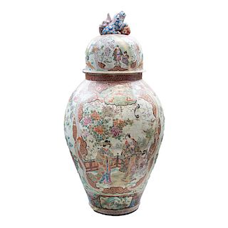 Tibor. China,SXX. Elaborado en cerámica policromada, vidriada y esgrafiada. Decorado con dragones y remate de guardián Fu.