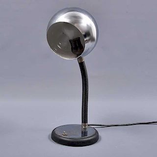 Lámpara de mesa. Siglo XX. Elaborada en metal plateado y color negro. Electrificada para una luz. Con pantalla circular.