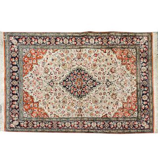Tapete. SXX Elaborado en fibras de lana y seda. Decorado con elementos florales, vegetales y medallón central en colores naranja y azul