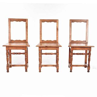 Lote de 3 sillas. Francia. Siglo XX. En talla de madera de nogal. Con respaldo abierto, asientos de madera, fustes compuestos.