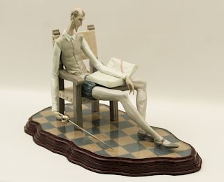 LLADRO PORCELAIN FIGURE OF A SEATED DON QUIXOTE