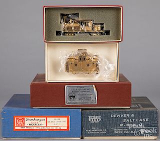 Five brass HO scale train cars and locomotives