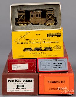 Five brass HO scale train cars and locomotives