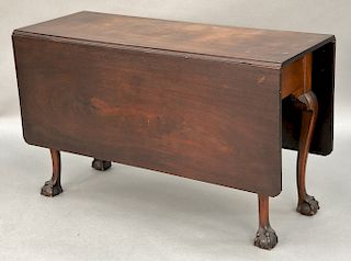 Chippendale mahogany table with rectangular drop leaves, set on cabriole legs ending in ball and claw feet, 18th century (restored)....