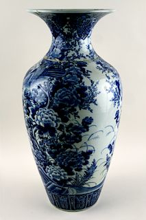 19TH CENT. CHINESE BLUE AND WHITE PORCELAIN VASE