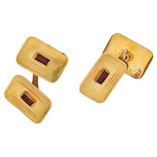 A garnet 18K yellow gold pair of cufflinks.