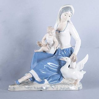 Maternidad. España, siglo XX. Elaborada en porcelana Rex acabado brillante. 29 cm de altura.