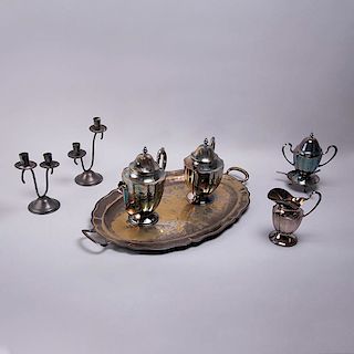Lote de artículos de mesa. México, siglo XX. Elaborados en metal plateado. Decorados con prensados, lobulados y motivos orgánicos.Pz:8