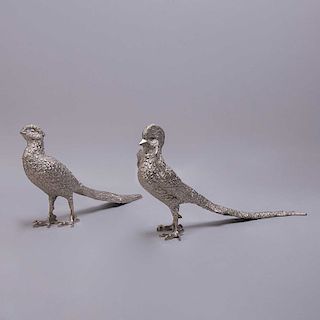 Pareja de faisanes. México, siglo XX. Elaborados en metal plateado. Diseño cincelado.