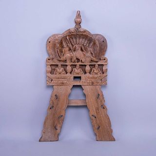 Karttikeya e ídolos en arco. India, mediados del siglo XX. Talla en madera esgrafiada. Decorada con motivos lobulados y nichos.