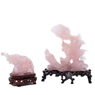 Gorriones en ramas y elefante. China, siglo XX. Elaborados en cuarzo rosa con bases de madera. Piezas: 2