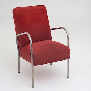 Sillón. Años 30. Estilo Danés. Estructura de metal tubular cromado y madera. Respaldo y asiento acojinado en tapiceria color rojo.