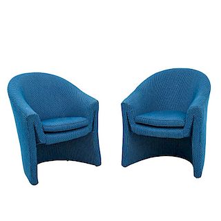 Par de sillones. Siglo XX. Estructura de madera con tapicería color azul. Soportes curvos, asiento acojinado y soportes tipo zócalo.