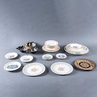 Lote mixto de platos decorativos y ceniceros. México, Francia, otros, siglo XX. Elaborados en porcelana, semiporcelana y laca.Pzs: 24