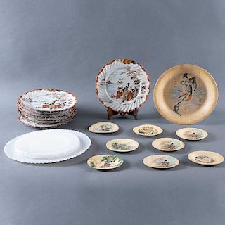 Lote de platos mixtos. Siglo XX. China y Estados Unidos, siglo XX. Elaborados en vidrio opalino, bambú y semiporcelana. Piezas: 20