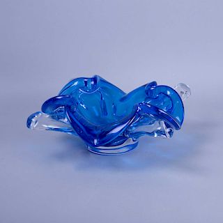 Centro de mesa. México, siglo XX. Elaborado en cristal Kristaluxus color azul. Diseño orgánico. 13 x 30 x 30 cm